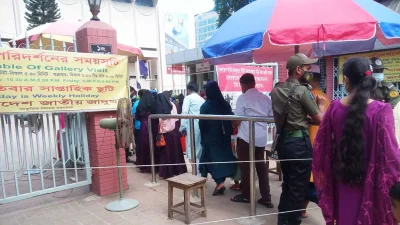 সারি বেঁধে ভেতরে প্রবেশ করছেন 
