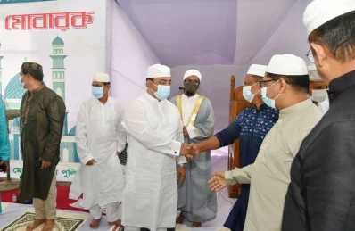 মুসল্লিদের সঙ্গে ঈদের শুভেচ্ছা ও কুশল বিনিময় করছেন আইজিপি ড. বেনজীর আহমেদ।