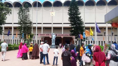 কাউন্টারে ব্যাগ রেখে মিউজিয়ামে যাচ্ছেন তারা