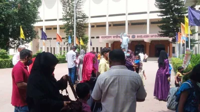 মিউজিয়াম চত্বরে দর্শনার্থীরা