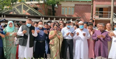 বঙ্গবন্ধুর সমাধিতে শ্রদ্ধা জানানোর পর মোনাজাত করা হচ্ছে। 