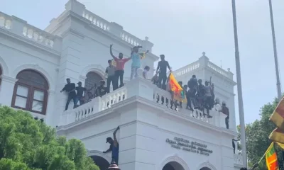 প্রধানমন্ত্রী রনিল ভিক্রমাসিংহের অফিসে বিক্ষোভকারীরা। ছবি: বিবিসি