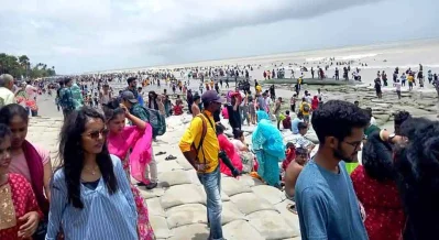 বরিশাল পদ্মা সেতু চালু হওয়ায় ঈদ-উল আযহা উপলক্ষে কুয়াকাটা সমুদ্র সৈকতে পর্যটকদের ভিড় -ইত্তেফাক&nbsp;