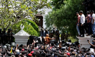 শ্রীলঙ্কার প্রধানমন্ত্রীর অফিসে বিক্ষোভকারীদের উল্লাস। ছবি: রয়টার্স