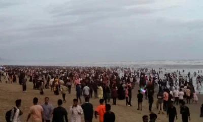 বৃহস্পতিবার ভোরে ৫০-৬০ হাজার পর্যটক সমুদ্রের ঢেউয়ে সান্নিধ্যে এসেছেন বলে জানিয়েছেন ট্যুরিস্ট পুলিশ কক্সবাজার