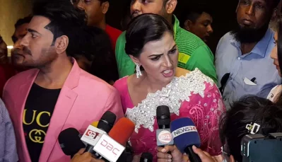 মিরপুরের সনি সিনেমা হলে সাংবাদিকদের সঙ্গে কথা বলেন বর্ষা। ছবি: ইত্তেফাক