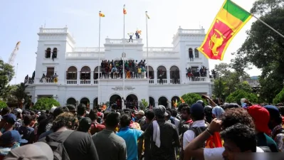 প্রধানমন্ত্রীর অফিসে বিক্ষোভকারীরা।