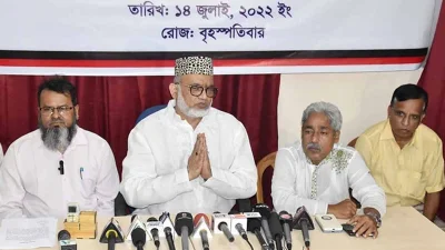 অধ্যক্ষ সেলিম রেজাকে নিয়ে নিজের রাজনৈতিক কার্যালয়ে সংবাদ সম্মেলন করেন ওমর ফারুক চৌধুরী। ছবি: সংগৃহীত