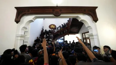 প্রধানমন্ত্রীর অফিসের ভিতরে ঢুকে পড়েন বিক্ষোভকারীরা। ছবি: সংগৃহীত
