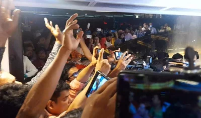 টিকিট না পেয়ে দর্শকদের বিক্ষোভ। ছবি: ইত্তেফাক