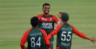 খেলার এক মুহূর্তে শহিদুল ইসলামকে অভিনেন্দন জানাচ্ছেন আকবর ও মেহেদি।।
