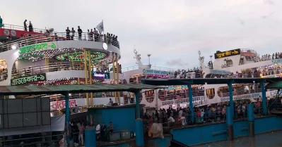 বরিশাল লঞ্চঘাটে যাত্রীদের ভিড়।