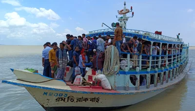 লঞ্চে মানুষের উপচেপড়া ভিড়। ছবি: ইত্তেফাক