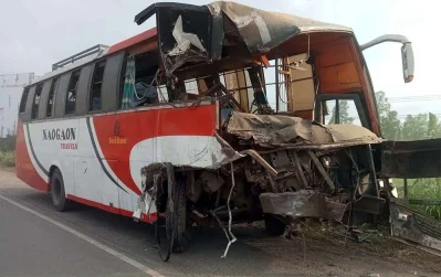দুর্ঘটনাকবলিত একটি বাস।