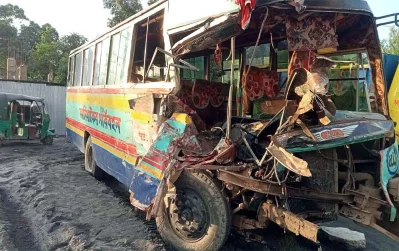 দুর্ঘটনাকবলিত বাস।