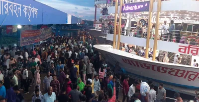 বরিশাল লঞ্চঘাটে যাত্রীদের ভিড়।