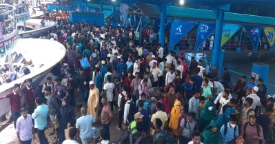 বরিশাল লঞ্চঘাটে যাত্রীদের ভিড়।