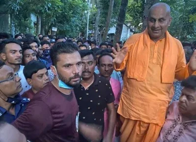 ক্ষতিগ্রস্ত পরিবারের সদস্যদের সঙ্গে কথা বলছেন মাশরাফি।