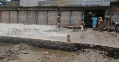 সড়ক মেরামত করা হচ্ছে।