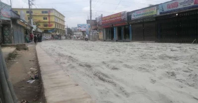 সড়ক মেরামত করা হচ্ছে।