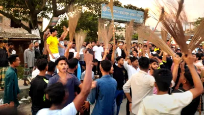কিল-ঘুষি মারার ঘটনার প্রতিবাদে ঢাকা-চট্টগ্রাম মহাসড়কে বিক্ষোভ করে বিক্ষুব্ধ নেতাকর্মীরা। ছবি: ইত্তেফাক