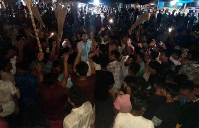কিল-ঘুষি মারার ঘটনার প্রতিবাদে ঢাকা-চট্টগ্রাম মহাসড়কে বিক্ষোভ। ছবি: ইত্তেফাক