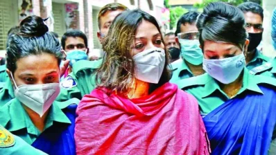 পুলিশ হেফাজতে ডা. সাবরিনা চৌধুরী। ফাইল ছবি