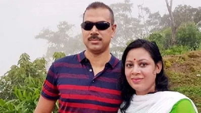 ওসি  প্রদীপ কুমার দাশ এবং তার স্ত্রী।