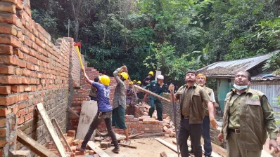 জমি দখল মুক্ত করছেন উচ্ছেদে অংশ নেওয়া বনকর্মীরা। 