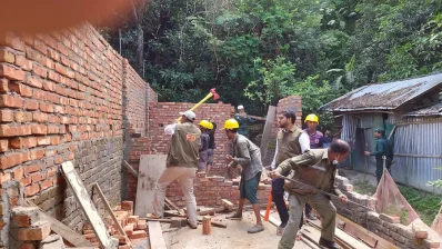 জমি দখল মুক্ত করছেন উচ্ছেদে অংশ নেওয়া বনকর্মীরা। 