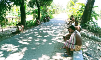 প্রচণ্ড গরমে স্বস্তি পেতে অনেকেই গাছের ছায়ায় বসে সময় পার করছেন 