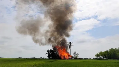 সেনাবাহিনীর অভিযানের সময় রোহিঙ্গাদেরে বাড়ি জ্বালিয়ে দেওয়া হয়। ফাইল ছবি: রয়টার্স