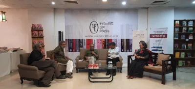 বক্তব্য রাখছেন নিউএইজ পত্রিকার সম্পাদক নূরুল কবীর। ছবি: বিপ্লব মল্লিক