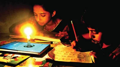 মোম জ্বালিয়ে পড়ছে শিক্ষার্থীরা