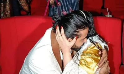 সিনেমা দেখা শেষে খুশিতে রাজকে জড়িয়ে ধরেন পরীমণি।