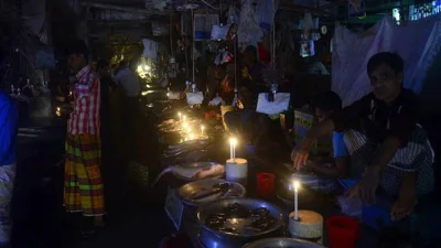 বাজারে মোম জ্বালিয়ে বেচাবিক্রি