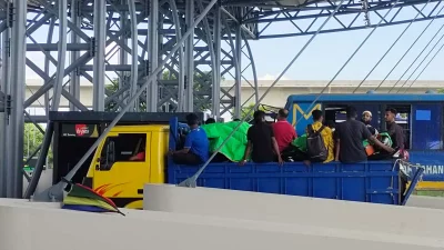 টোলপ্লাজায় মোটরসাইকেল ভর্তি পিকআপ