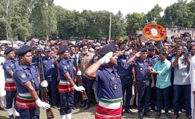 ফজলে রাব্বি মিয়ার প্রতি গার্ড  অব অনার জানানো হচ্ছে।