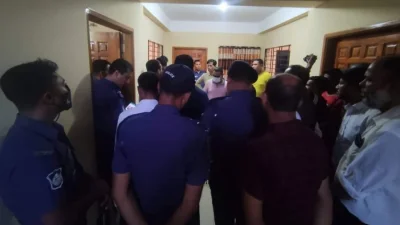 বাসা থেকে তাদের উদ্ধার করে হাসপাতালে নেয় পুলিশ। ছবি: সংগৃহীত
