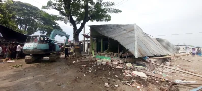 দোকান ঘর উচ্ছেদ করা হচ্ছে। ছবি: ইত্তেফাক