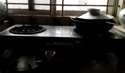 গ্যাস সঙ্কটে গ্রহকরা। ছবি: ইত্তেফাক
