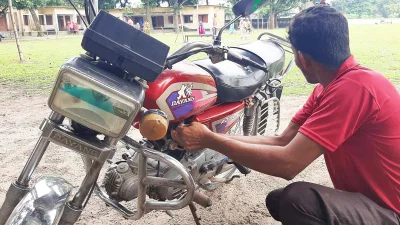 আঙুল পরিষ্কারে ব্যস্ত তিনি