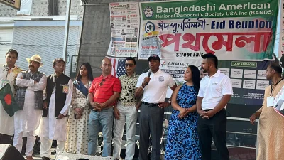 বাংলাদেশিদের পথমেলায় বক্তব্য দেন নিউইয়র্কের সিটির মেয়র এরিক অ্যাডামস। ছবি- সংগৃহীত।