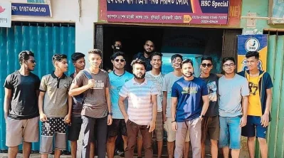 মাইক্রোবাসের আরোহী তরুণেরা। ছবি: সংগৃহীত