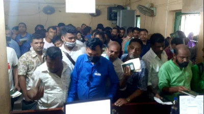 আখাউড়া চেকপোস্ট দিয়ে পারাপারে ভোগান্তির শিকার যাত্রীরা