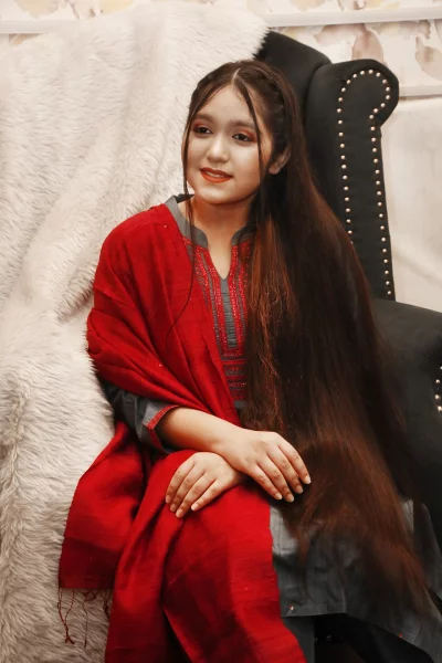 বর্ষায় বৃষ্টির পানি চুলে পড়লে হতে হবে সতর্ক