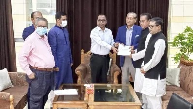 হিসাব জমা দিচ্ছেন দলটির কোষাধ্যক্ষ এইচ এম আশিকুর রহমান