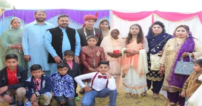 পাকিস্তানের স্বজনদের সঙ্গে একলিমা।