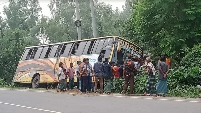 টাঙ্গাইলের মধুপুরে এই চলন্ত বাসে ডাকাতি ও এক নারীকে গণ-ধর্ষণের ঘটনা ঘটেছে।
