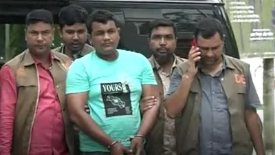 টাঙ্গাইলের মধুপুরে চলন্ত বাসে ডাকাতি ও এক নারীকে গণ-ধর্ষণের ঘটনায় রাজা মিয়াকে গ্রেপ্তার করেছে জেলা গোয়েন্দা পুলিশ (ডিবি)।